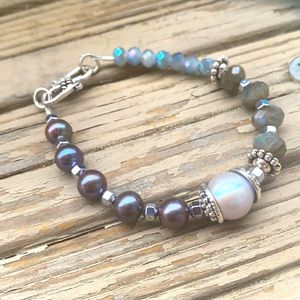 Bracelet Sundance style handcrafted with labradorite & grey freshwater pearls
